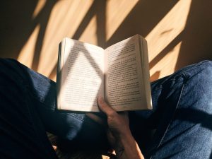 Rekomendasi Bacaan Buku Ringan untuk Mengisi Waktu Santai